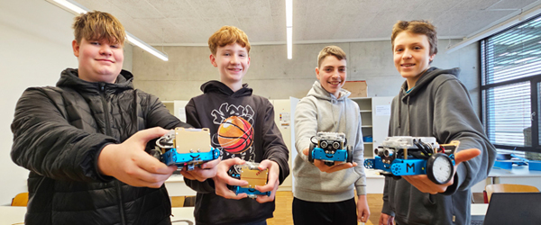 Schüler der Realschule Markdorf mit den "VR Digication-Anschaffungen" Schüler der Realschule Markdorf mit den "VR Digication-Anschaffungen"